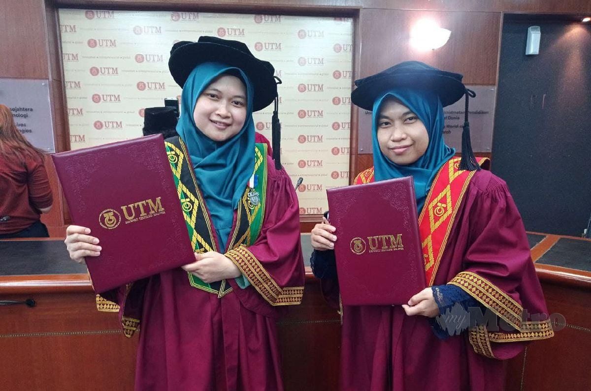 Dr Sarah 'Atifah (kiri) bersama Dr Sarah Athirah di Majlis Konvokesyen Universiti Teknologi Malaysia (UTM) kali ke-64, Johor Bahru. FOTO NURUL AMANINA SUHAINI