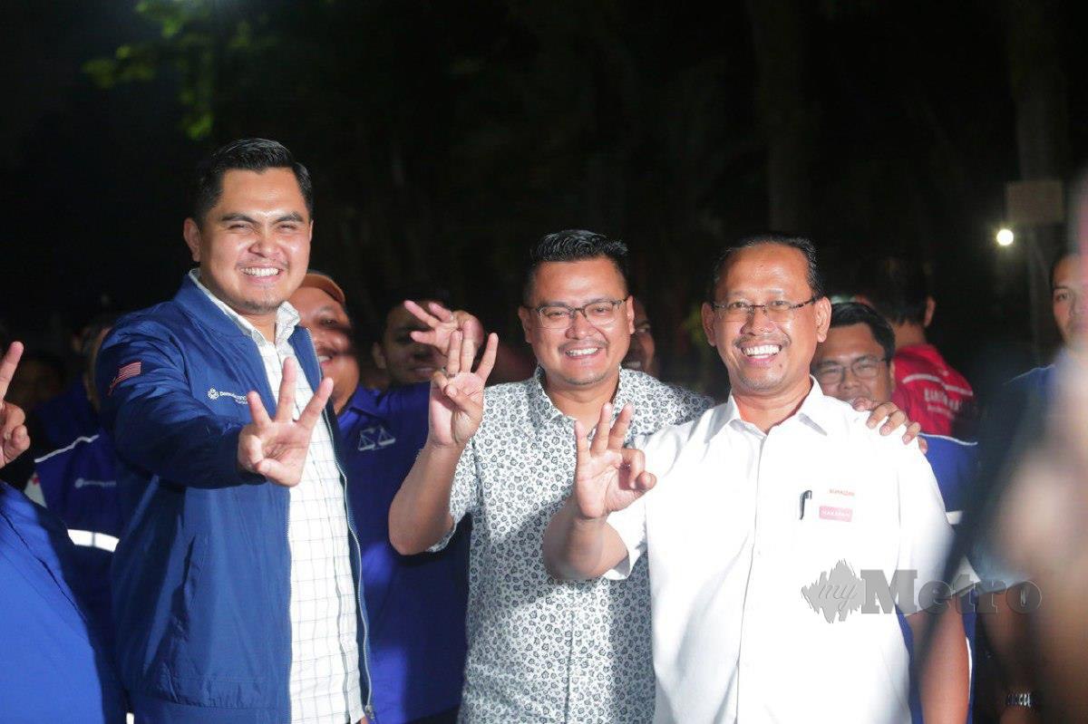DR Muhamad Akmal dan Mohd Hairi (tengah) beramah mesra dengan calon PH Parlimen Pulai, Suhaizan (kanan). FOTO Nur Aisyah Mazalan