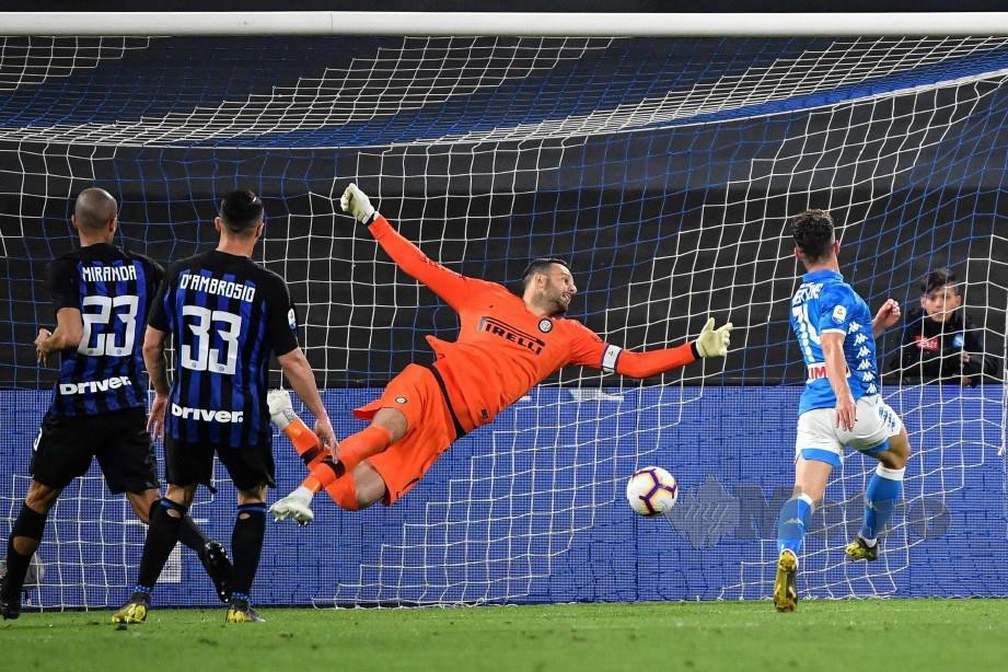 MERTENS (kanan) menjaringkan gol buat Napoli menentang Inter di Stadium San Paolo, Naples, awal pagi tadi. — FOTO AFP