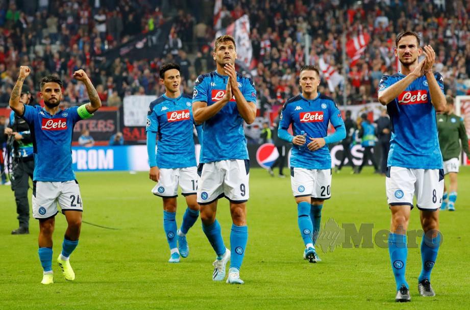 INSIGNE (kiri), Elif Elmas, Fernando Llorente, Piotr Zielinski dan Fabian Ruiz meraikan kemenangan Napoli. — FOTO Reuters