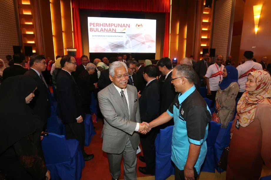 Menteri Pendidikan Tinggi Datuk Seri Idris Jusoh ketika menghadiri Perhimpunan Bulanan Kementerian Pendidikan Tinggi di Putrajaya. - Foto MOHD FADLI HAMZAH
