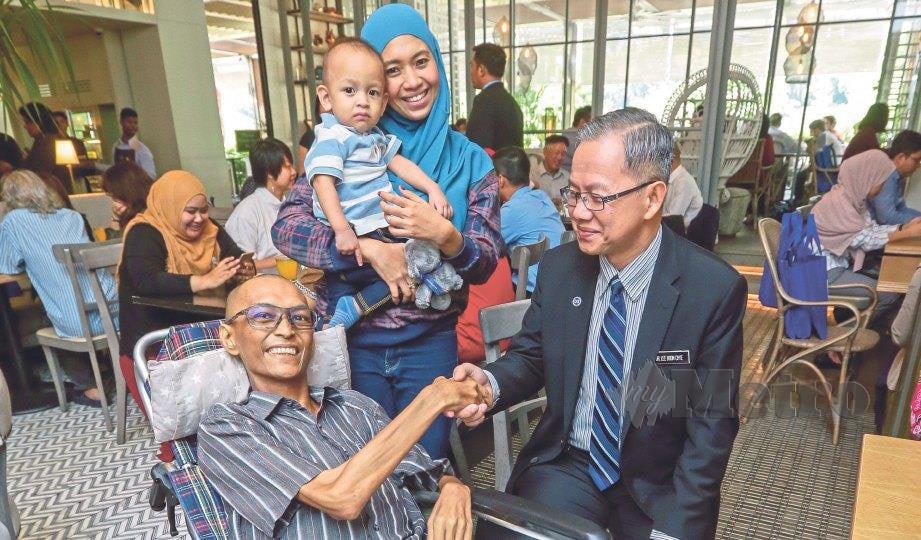 DR Lee beramah mesra dengan bekas pesakit kanser, Tham Syarul Ab Wahab, sempena pelancaran kempen kesedaran penjagaan paliatif anjuran Hospis Malaysia. FOTO Aziah Azmee