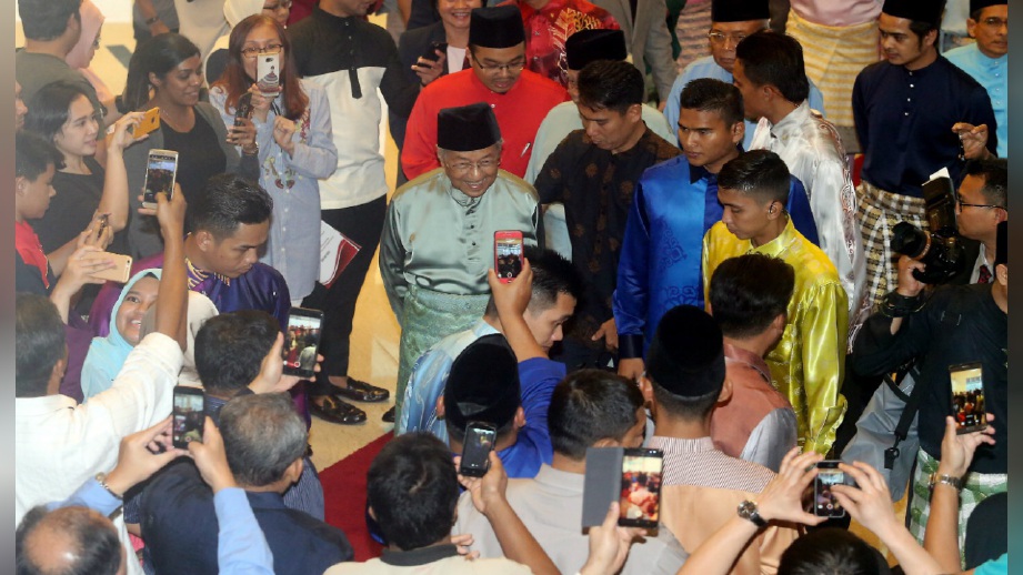 DR Mahathir ketika hadir di majlis iftar PERKIM di Putrajaya, hari ini. FOTO Mohd Fadli Hamzah