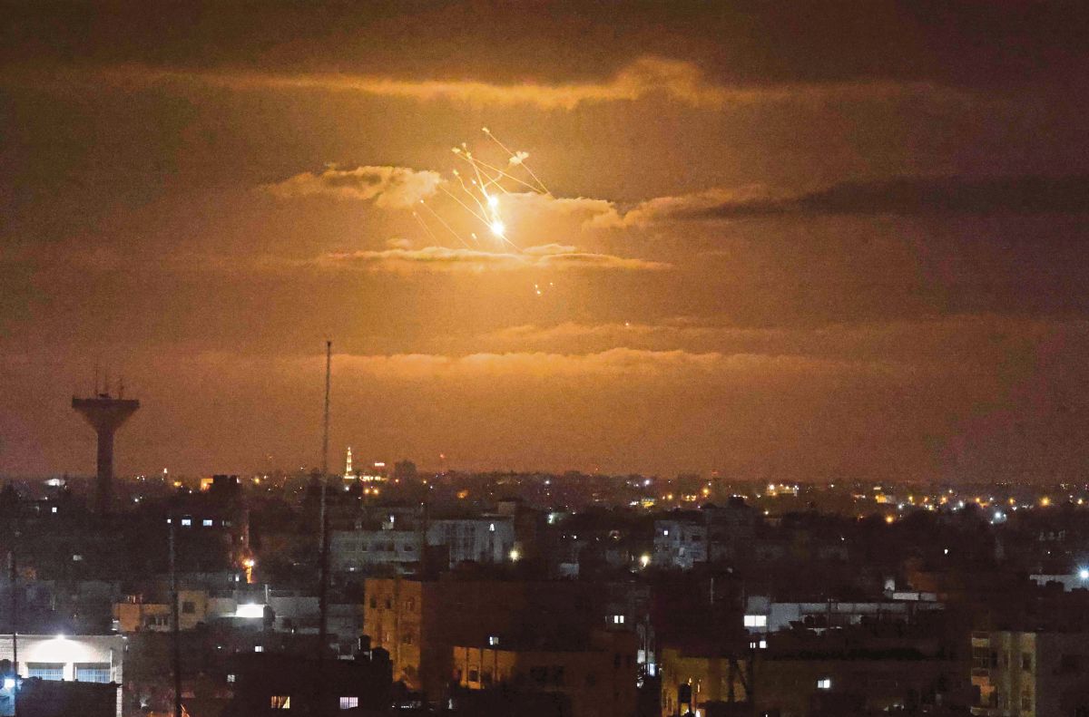 PELURU berpandu dari sistem pertahanan Israel, Iron Dome, yang bertujuan memintas roket kelihatan di langit Gaza. FOTO AFP 