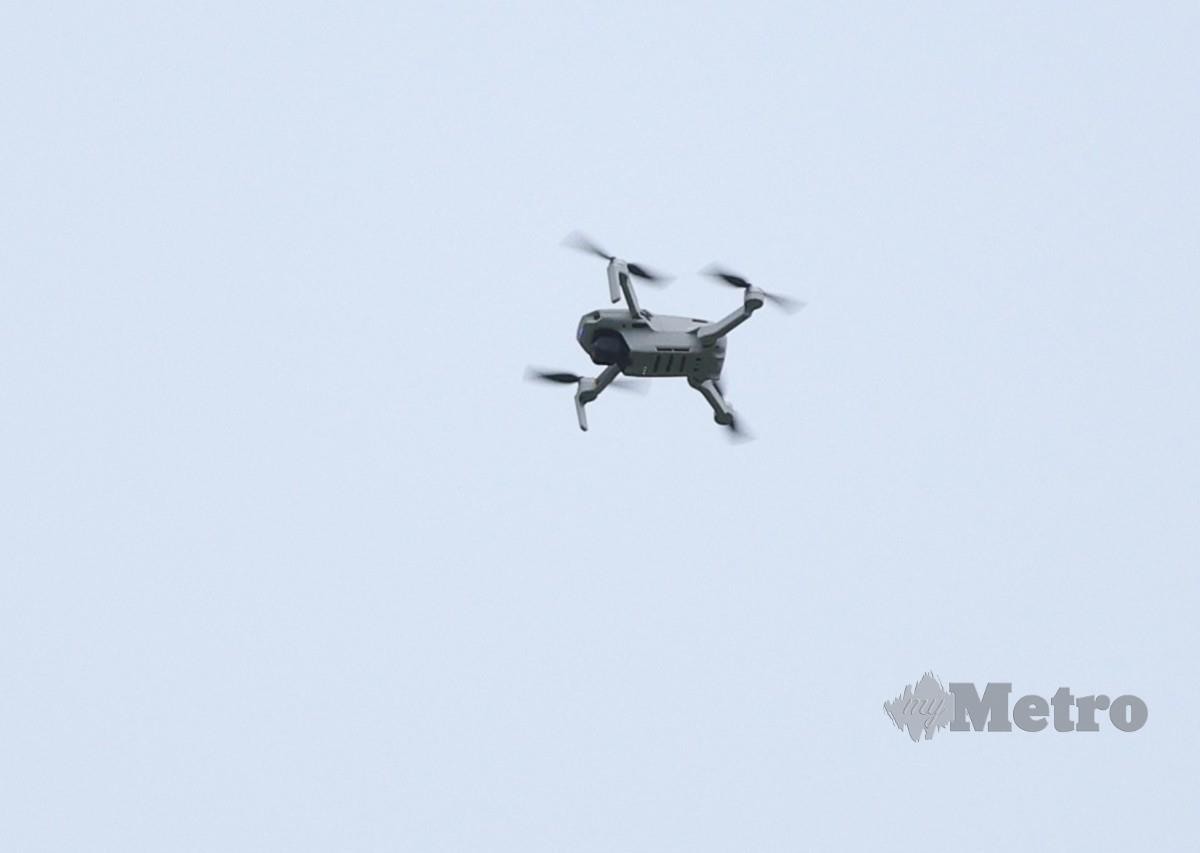 DRON yang terbang di atas stadium. FOTO Reuters
