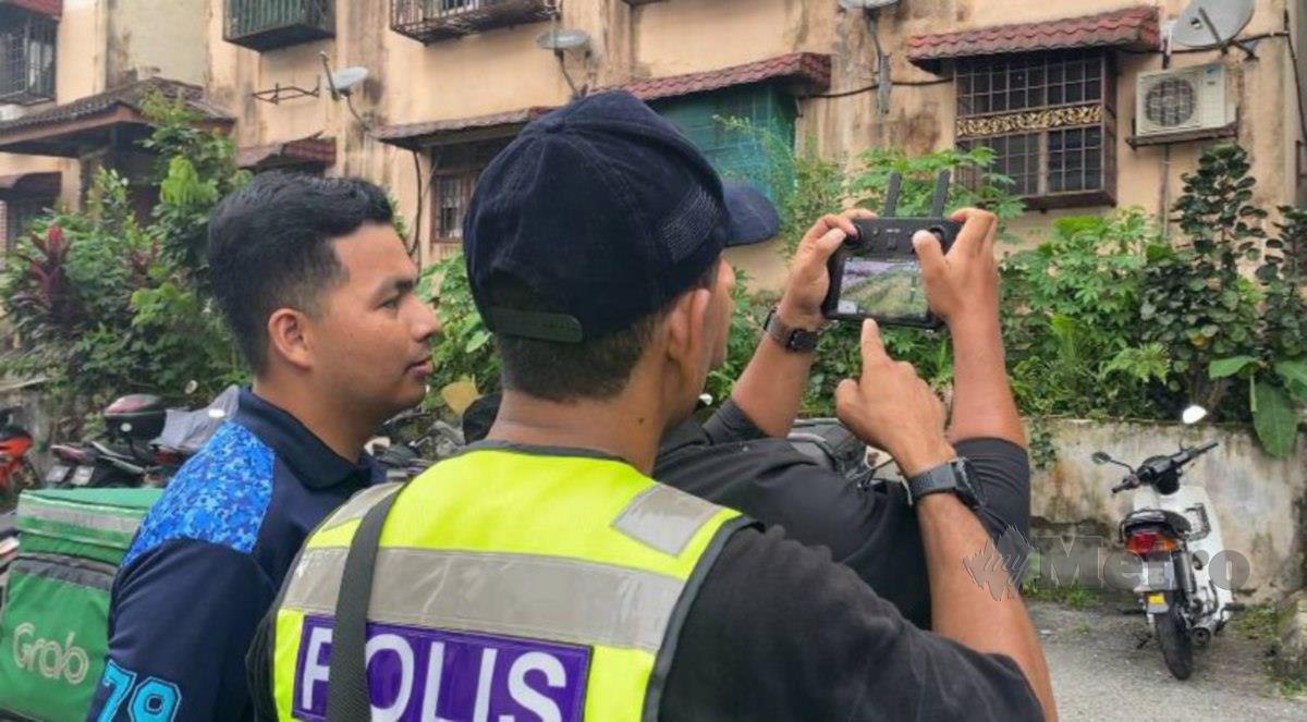 ANGGOTA polis menerbangkan dron di sekitar kawasan Apartmen Idaman, Damansara Damai, Petaling Jaya untuk mengesan sebarang bukti dan laluan tikus di kawasan penemuan mayat Zayn Rayyan. FOTO Suhanna Iskandar