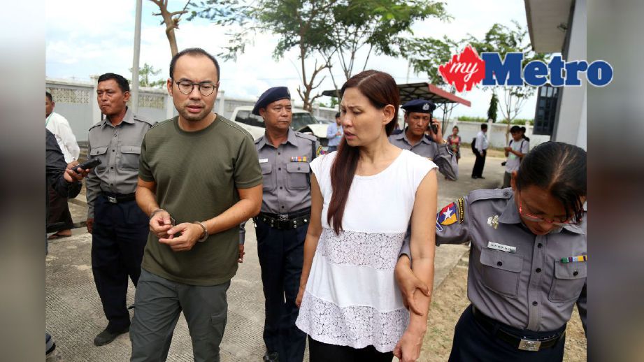 Warga Singapura, Lau Hon Meng (kiri) dan Mok Choy Lin tiba di mahkamah selepas ditahan kerana menerbangkan dron tanpa kebenaran di Naypyitaw, Myanmar. FOTO Reuters  