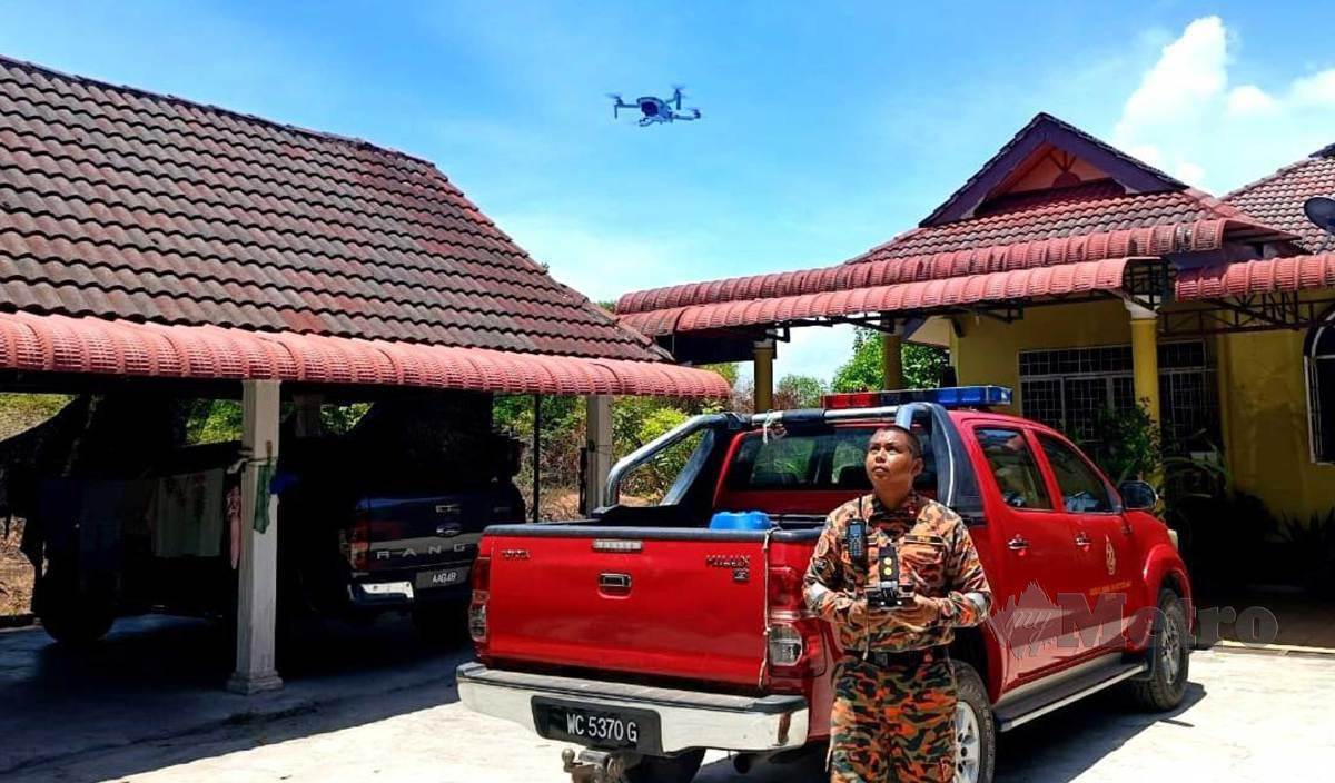 MUHAMMAD Azrul Izzham mengendalikan dron untuk memantau kawasan kebakaran hutan sekitar daerah Besut. FOTO Nurul Fatihah Sulaini