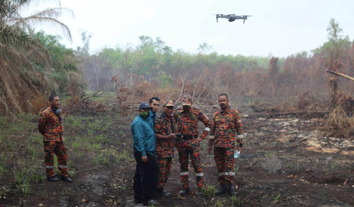 DRON digunakan untuk memantau kebakaran di tanah gambut di Bachok. FOTO Nor Amalina Alias