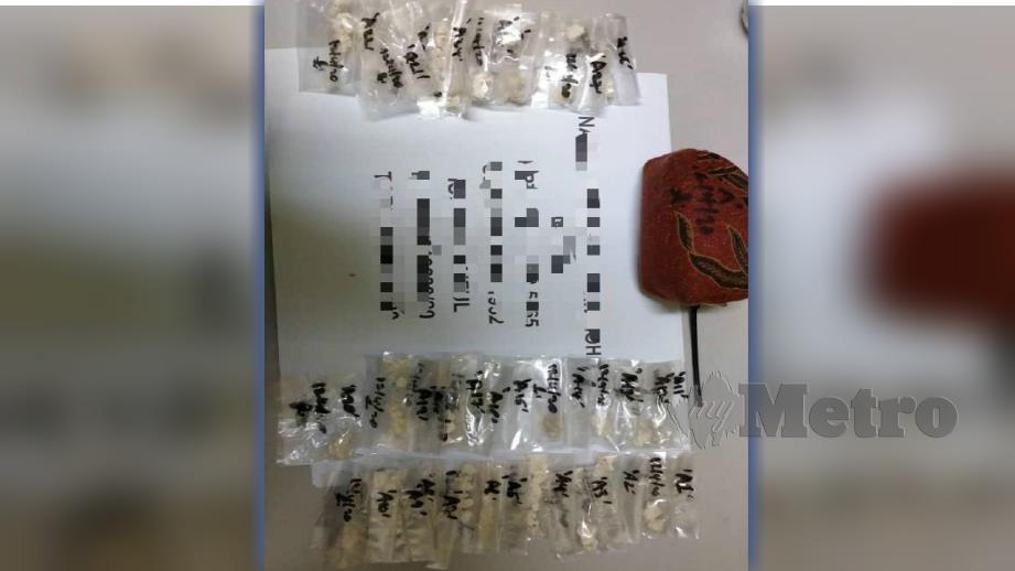 BEG yang mengandungi 30 paket dadah disyaki heroin. FOTO Ihsan polis. 