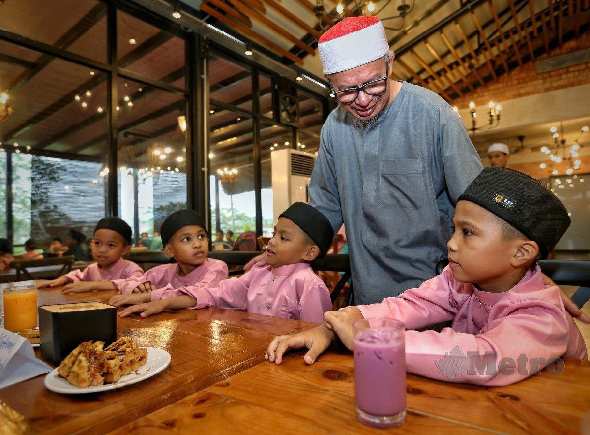Dr Zulkifli bermesra dengan anak yatim dari Pertubuhan Kebajikan Baitul Barokah pada Program Sinar Ramadan Gastrohub Nilai anjuran Gyro Gastro Sdn Bhd, petang semalam. FOTO AZRUL EDHAM