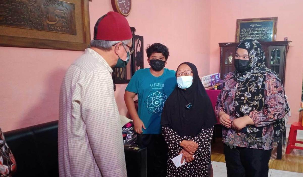 DR Zulkifli (kiri) ketika melawat keluarga yang kematian kedua ibu bapa dalam tragedi Covid-19 di Bandar Sunggala, Port Dickson. FOTO Mohd Khidir Zakaria