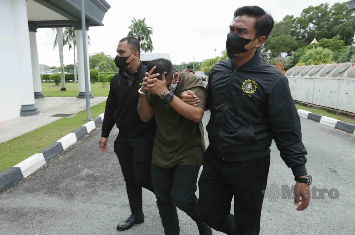 Dua anggota SPRM mengiringi Mohd Yuzri (tengah) selepas dituduh atas kesalahan tuntutan palsu di Kompleks Mahkamah Tinggi Alor Setar hari ini. FOTO SYAHARIM ABIDIN