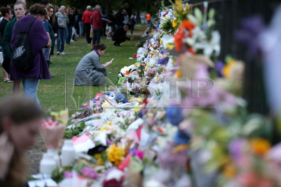 ORANG ramai memberi memberikan penghormatan kepada mangsa  insiden tembakan Masjid Al Noor, Christchurch. -Foto AFP
