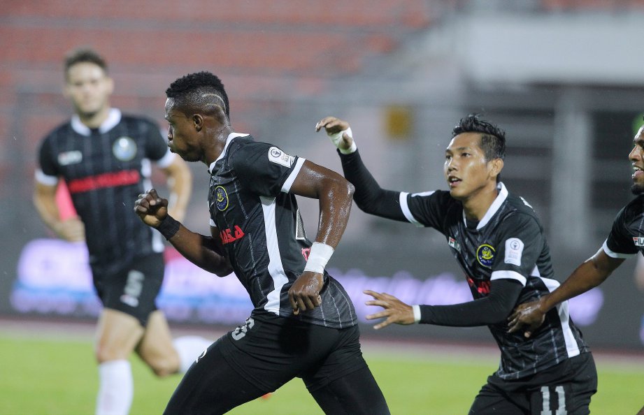 SUMAREH (kiri) meraikan kemenangan gol bersama rakan pasukannya. -Foto ASWADI ALIAS