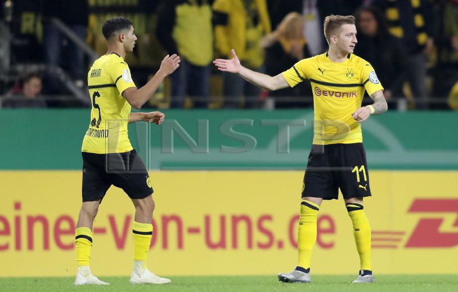 Reus (kanan) jaring gol kemenangan Dortmund. -Foto EPA