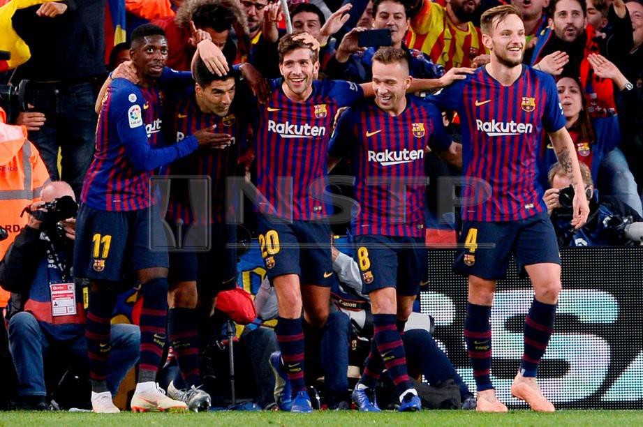 PEMAIN Barcelona meraikan jaringan Suarez. -Foto 
