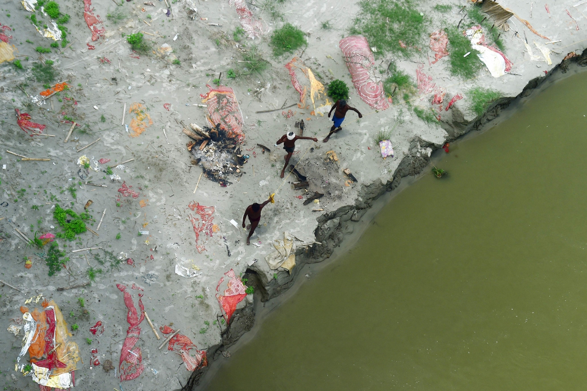 Kubur terhakis hingga menampakkan mayat di Sungai Ganges.