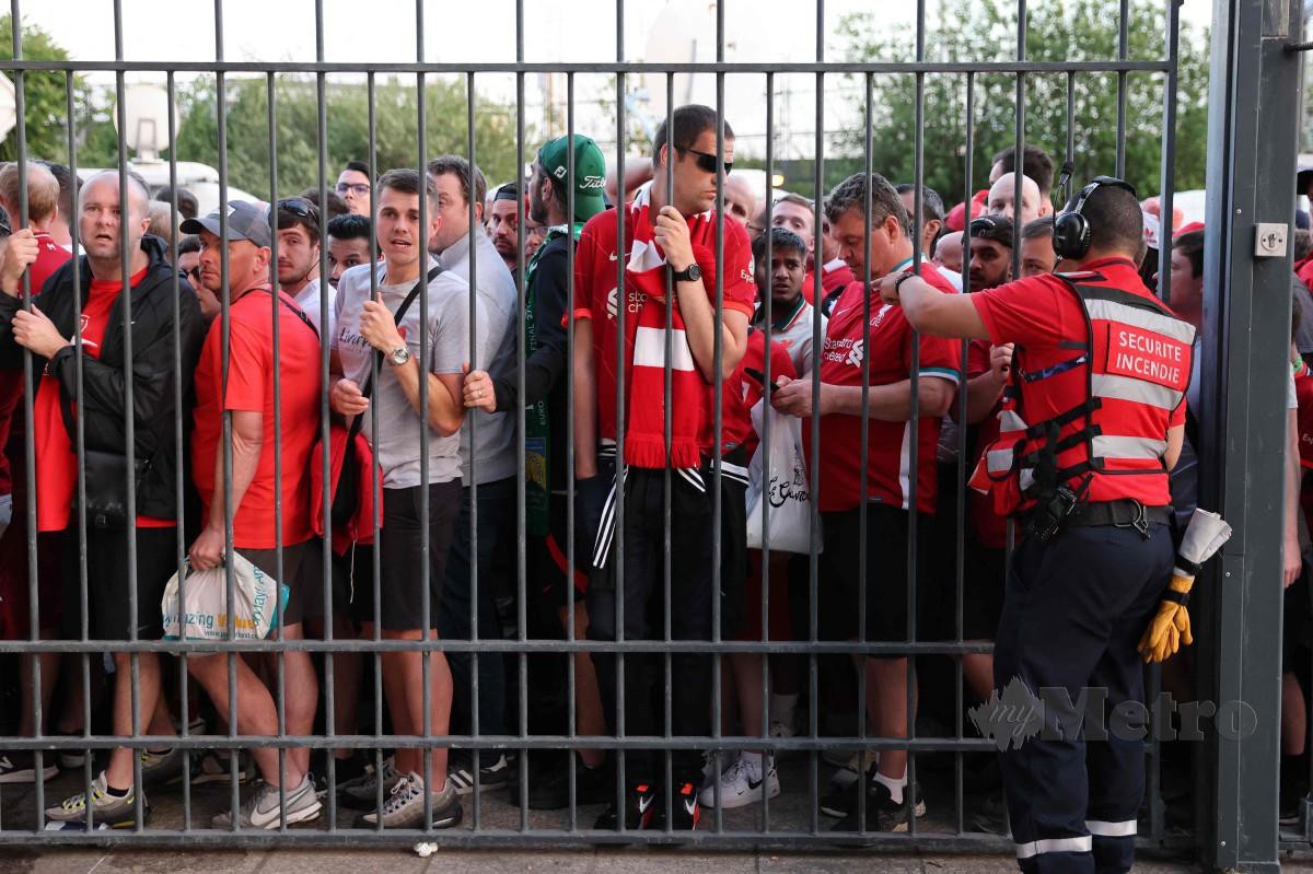 PENYOKONG Liverpool beratur di luar Stade de France untuk cuba memasuki stadium. FOTO AFP