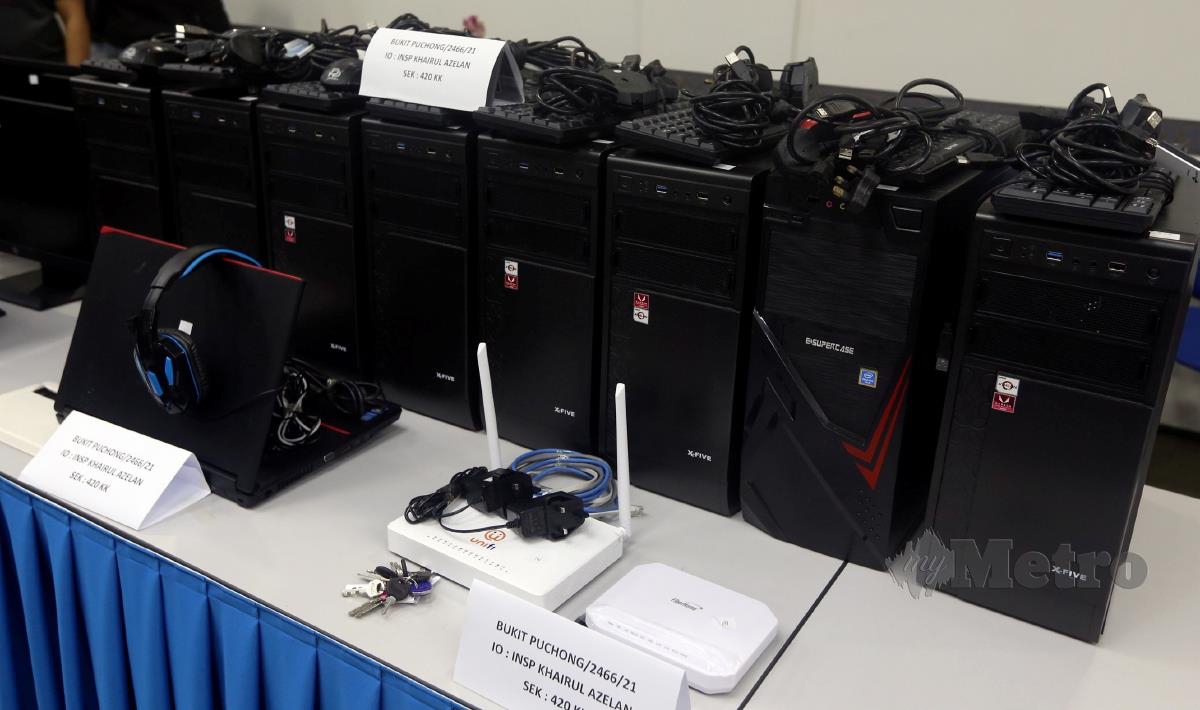 Sebahagian komputer yang dirampas daripada sindiket tipu pinjaman tidak wujud di Puchong Prima ketika sidang media di IPD Subang Jaya. FOTO HAIRUL ANUAR RAHIM