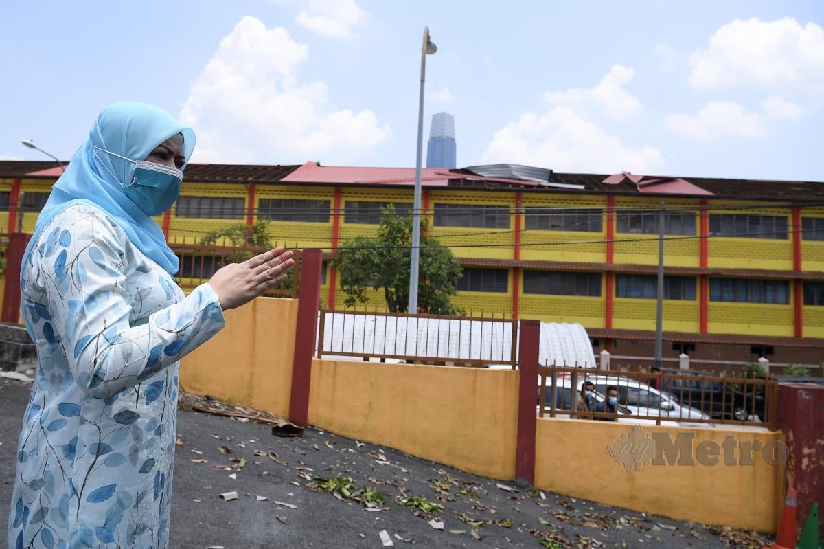 Rina Harun melawat di beberapa buah sekolah yang rosak akibat kejadian ribut pada petang semalam. FOTO BERNAMA