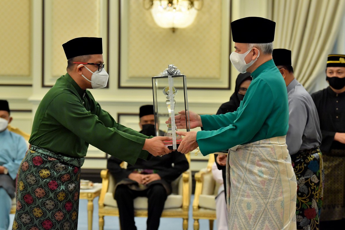 Sultan Nazrin Shah (kanan) berkenan menyampaikan anugerah Tokoh Perdana kepada Dr Suhaini Kadiman pada Majlis Penganugerahan Maulidur Rasul peringkat Kebangsaan 1443H/2021M di Istana Negara hari ini. FOTO BERNAMA
