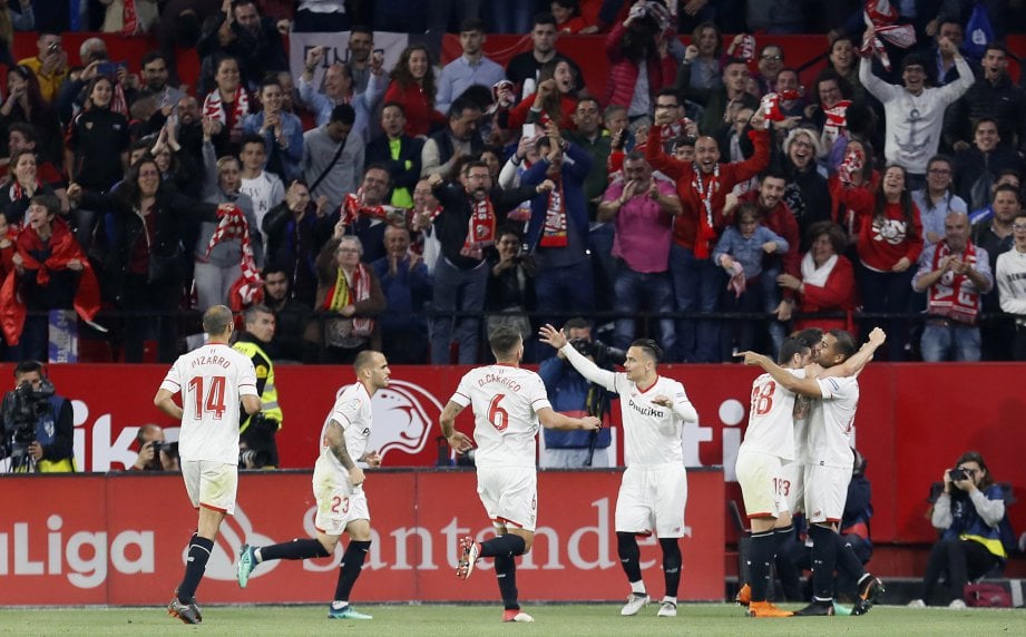PEMAIN Sevilla meraikan kemenangan menentang Real. -Foto EPA