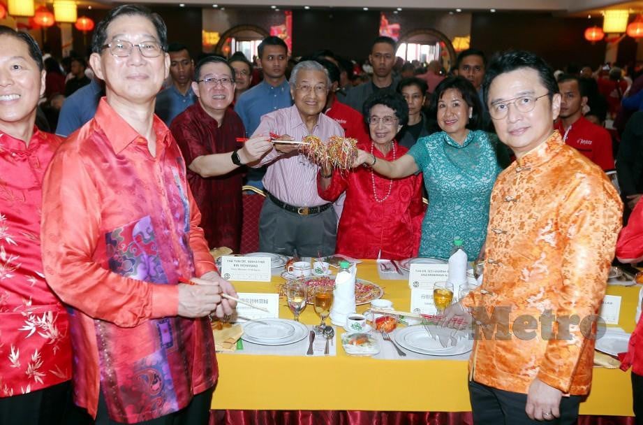 DR MAHATHIR bersama Dr Siti Hasmah menggaul Yee Sang pada Majlis Rumah Terbuka Tahun Baru Cina anjuran Guan Eng dan KCCCI di Bangunan Persatuan Hokken Klang. FOTO SADDAM YUSOFF