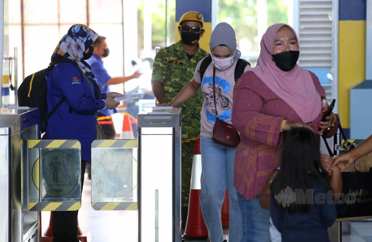 ORANG ramai mengamalkan SOP yang telah di tetapkan untuk masuk ke Pulau Langkawi mengunakan perkhidmatan feri di Teminal Feri Penumpang Kuala Perlis. FOTO ROHANIS SHUKRI