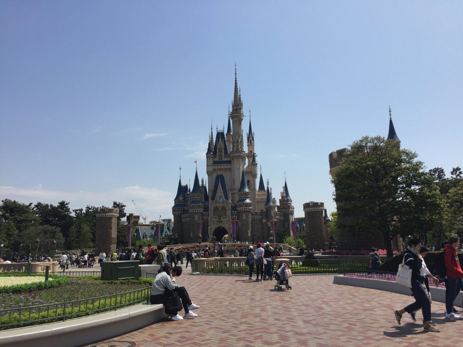 SUASANA meriah di sekitar Tokyo Disneyland. 