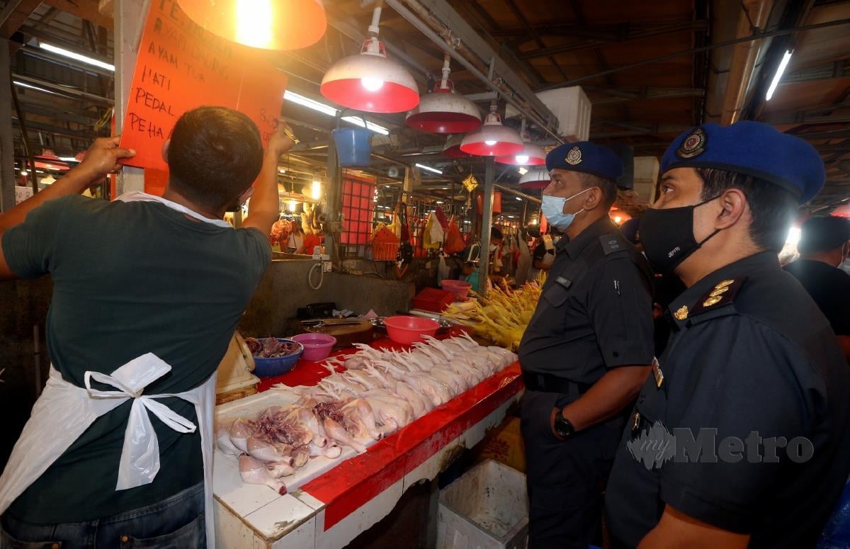 Anggota penguatkuasa KPDNHEP melakukan pemantauan harga ayam yang dijual pada harga kawalan RM7.90 sekilo di Pasar Chow Kit. FOTO HAIRUL ANUAR RAHIM