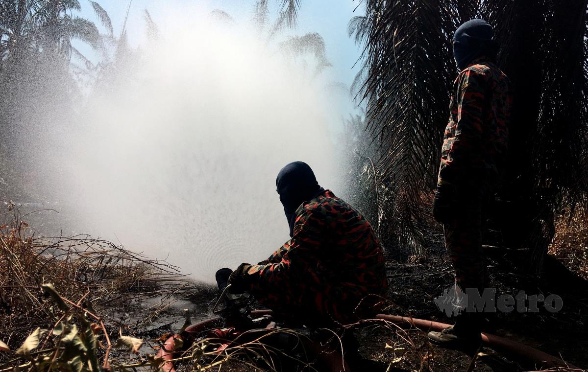 Anggota Jabatan Bomba dan Penyelamat Malaysia negeri Melaka (JBPM) mengambil masa kira-kira 24 jam bagi mengawal kebakaran belukar. FOTO BERNAMA