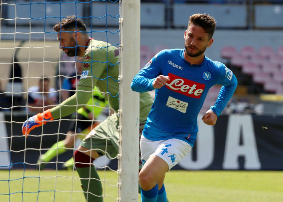 MERTENS (kanan) meraikan gol pertama Napoli ketika terikat menentang Torino. -Foto Reuters