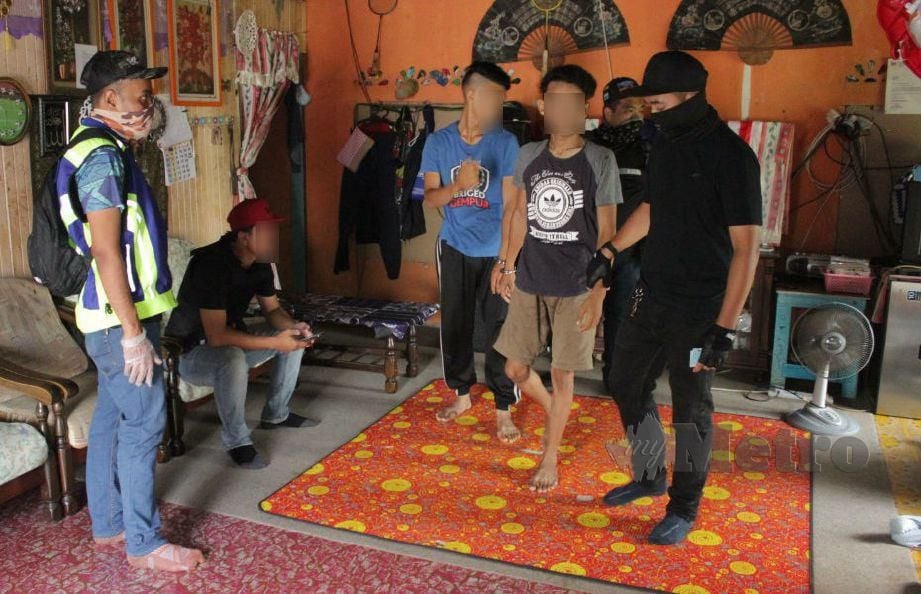 DUA beradik yang ditahan di Kampung Behor Empiang selepas didapati positif dadah. FOTO ihsan AADK 