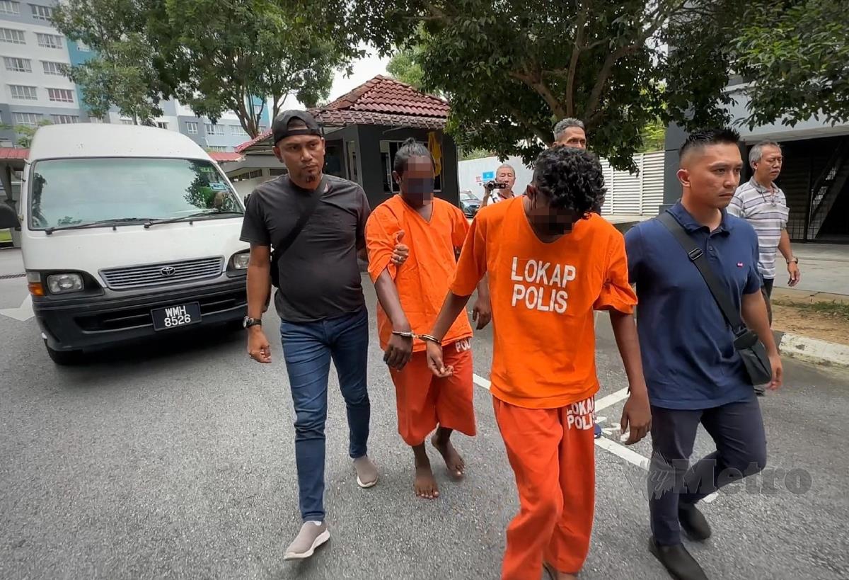 Dua beradik dibawa ke Mahkamah Majistret Seremban untuk permohonan reman bagi membantu siasatan kematian warga emas yang ditemui dengan kesan tikaman di sebuah rumah di Kampung Pasir,Rantau pagi semalam. FOTO AZRUL EDHAM