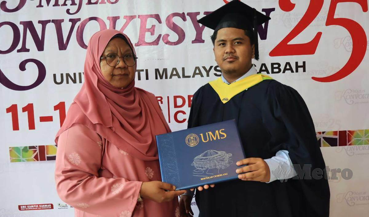 MUHAMAD Syafiq Haziq (kanan) bersama ibunya, Rosmah selepas menerima ijazah pada Konvokesyen UMS Ke-25 di Kota Kinabalu. FOTO Izwan Abdullah
