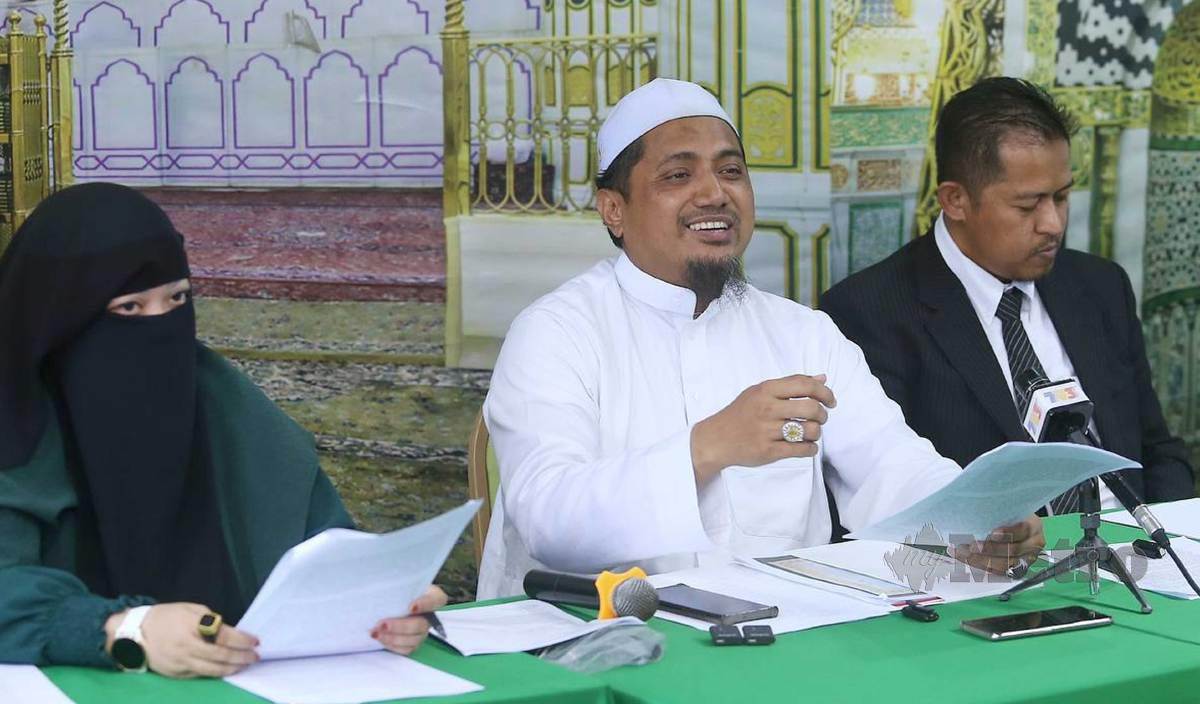 HASNUL Hakim (tengah) pada sidang media Nur Al Mustafa Malaysia susulan isu Mawla Amin di Madrasah Darul Uloom Al Mustafa (DUAM) Kubu Gajah. FOTO  Saifullizan Tamadi