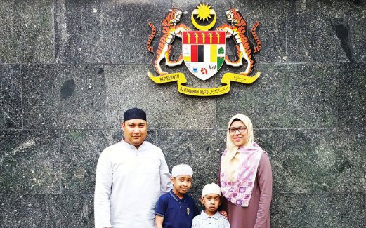 KHAIRUL Azila bersama suami dan dua anak lelaki mereka di hadapan Kedutaan Malaysia di Moscow.