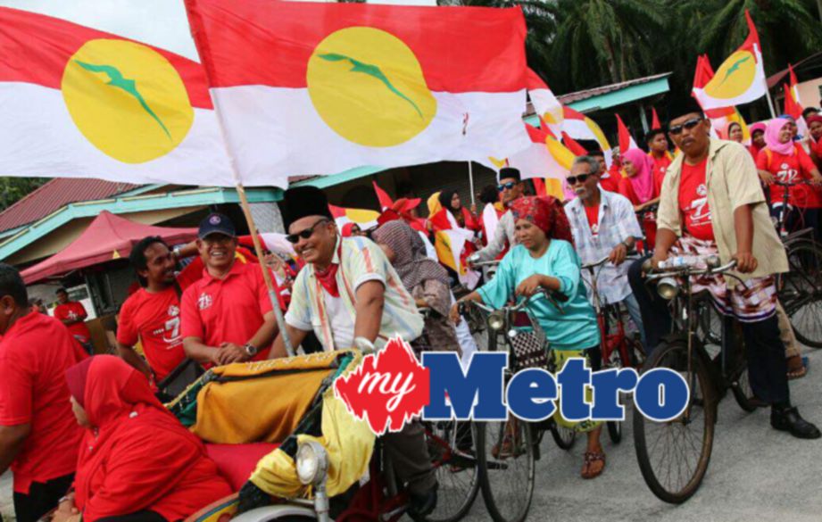 KUMPULAN penarik beca dan berbasikal dengan berpakaian tradisional turut sama memeriahkan Larian Bendera Ulang Tahun UMNO ke-71 di Padang Bandaran Kerian, Parit Buntar, Perak, 6 Mei. FOTO Amir Irsyad Omar
