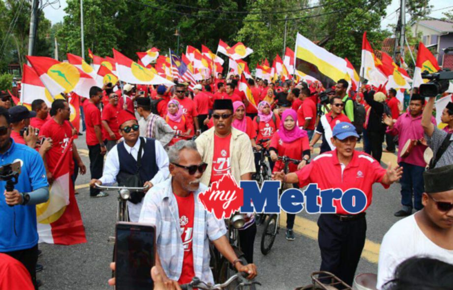 BERPAKAIAN tradisional memeriahkan Larian Bendera Ulang Tahun UMNO ke-71 di Padang Bandaran Kerian, Parit Buntar, Perak, 6 Mei. FOTO Amir Irsyad Omar