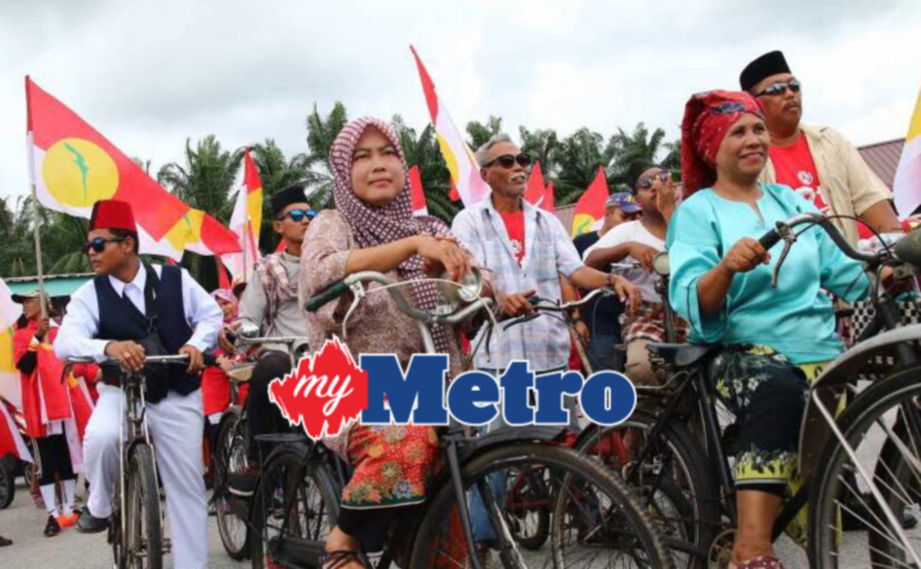 BERPAKAIAN tradisional memeriahkan Larian Bendera Ulang Tahun UMNO ke-71 di Padang Bandaran Kerian, Parit Buntar, Perak, 6 Mei. FOTO Amir Irsyad Omar