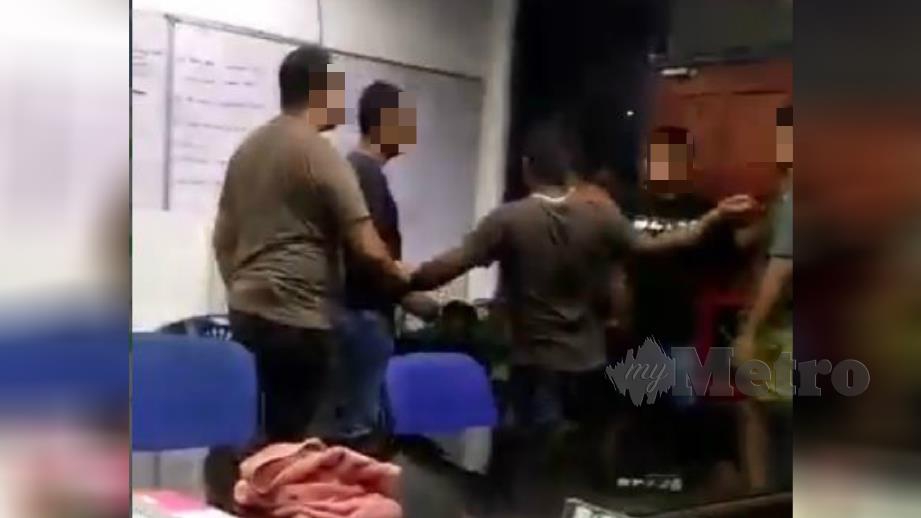 Kekecohan yang berlaku di Balai Polis Port Dickson semalam tular di media sosial. Foto Ihsan Pembaca 