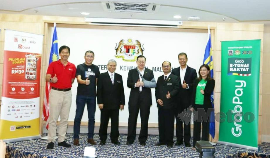 LIM (tengah) bersama wakil pengendali e-dompet ketika sidang media Pengumuman Pelancaran Inisiatif e-Tunai Rakyat di Kementerian Kewangan, Putrajaya, hari ini. FOTO Ahmad Irham Mohd Noor. 