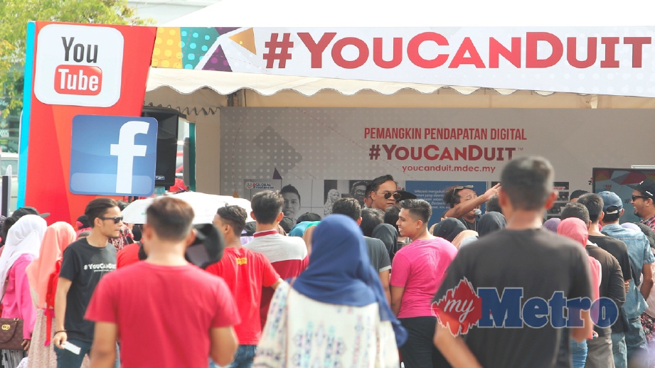 PENGUNJUNG yang hadir  di gerai pameran #YouCanDuit sempena Gegaria Fest di Amanjaya, Sungai Petani. FOTO Sharul Hafiz Zam