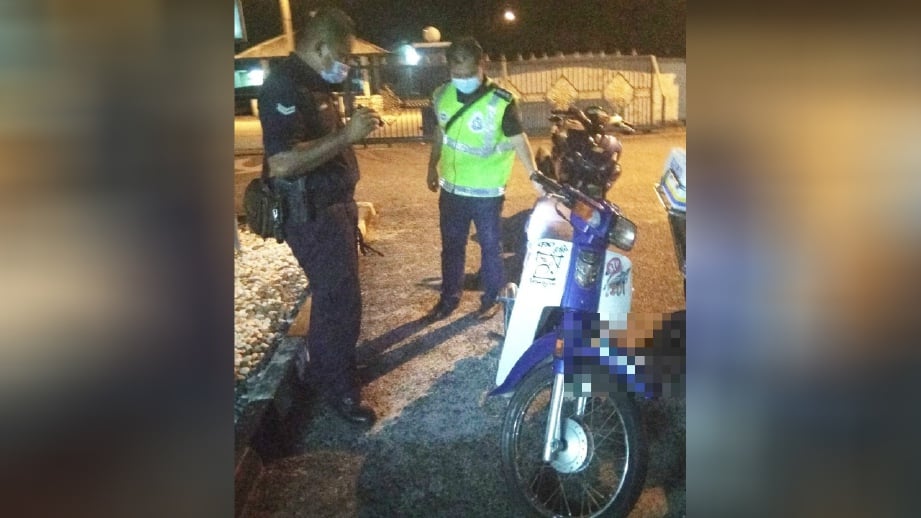 POLIS lakukan pemeriksaan terhadap motosikal suspek. FOTO Ihsan Polis 