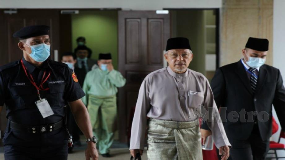 AHMAD (dua dari kanan) keluar Dewan Undangan Negeri selepas selesai Persidangan Dewan Undangan Negeri (DUN) Kelantan hari ini. FOTO Nik Abdullah Nik Omar. 