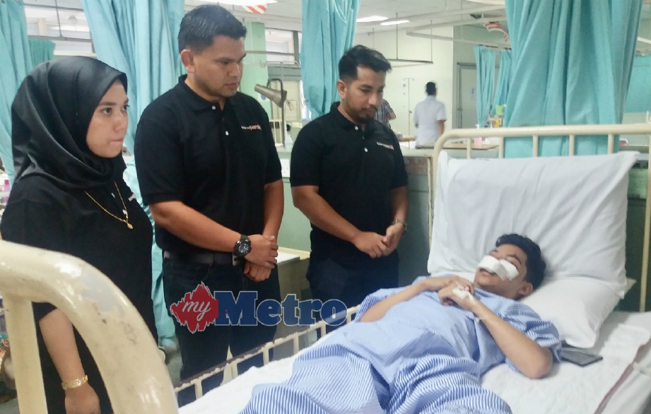 WAN Mohd Nur Faiz Hilmi (tengah) melawat Rizman Hakim yang masih dirawat di HRPB, Ipoh dan dijangka menjalani pembedahan kepala, Selasa ini. FOTO L Manimaran. 