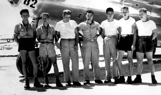 PESAWAT Enola Gay menggugurkan bom atom ‘Little Boy’ di Hiroshima. Kru pesawat itu diketuai Kolonel Paul W Tibbets (tengah).