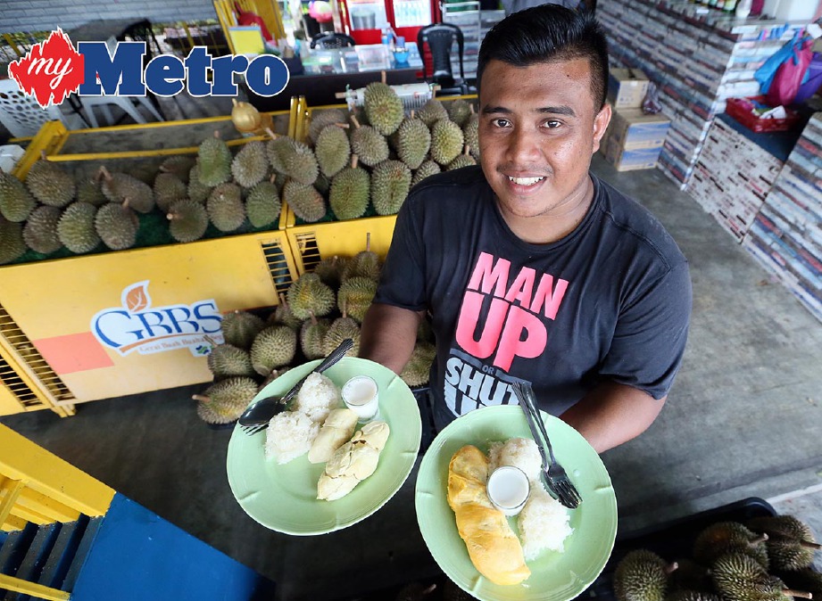 MOHD Azizi menunjukkan pulut durian yang dijual di gerai GBBS Kepala Batas,Jitra. -Foto AMRAN HAMID 