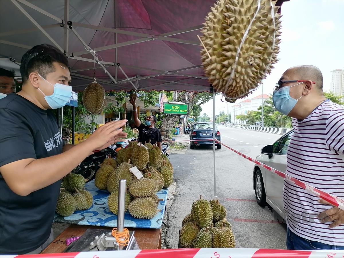 Durian yang dijual Shamsul di Jalan Tanjung Tokong di sini, terjual sehingga 500 biji sehari meskipun ketika Perintah Kawalan Pergerakan (PKP) 3.0. FOTO ZUHAINY ZULKIFFLI